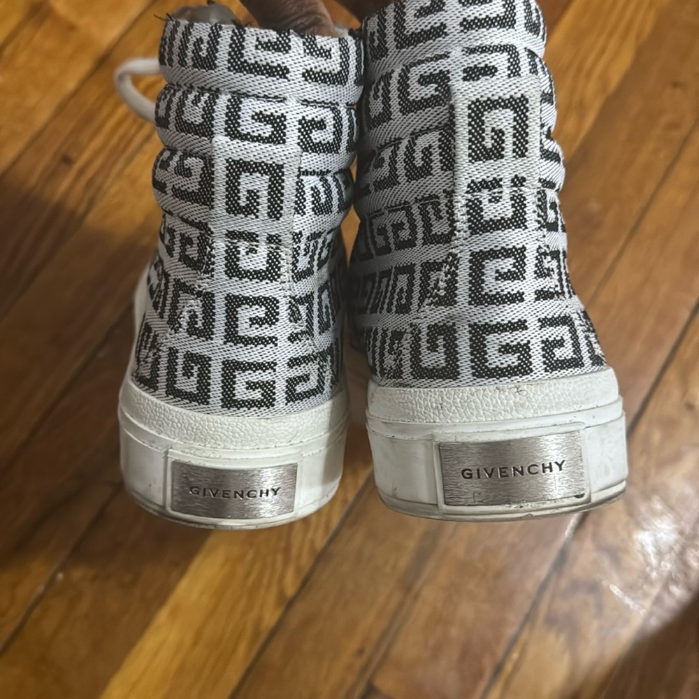 Givency size 8